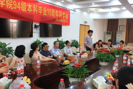 黄色网址
副院长潘春雷向94级校友介绍学校学院发展情况