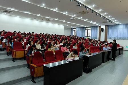 同学们认真听取两位老师的介绍 同学们认真听取两位老师的介绍