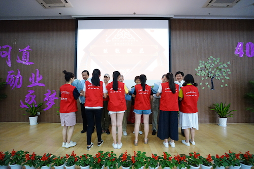 7为老领导老教师献花