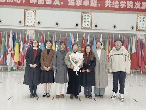 图二欧荣老师与学生合影