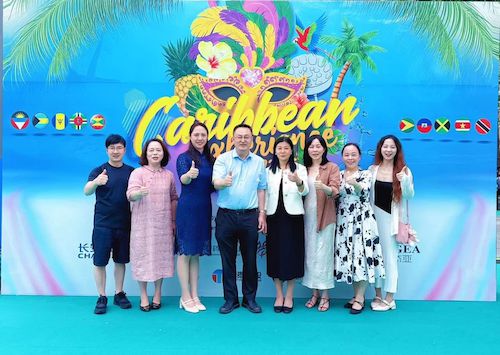 图九 中心团队成员与中国外交部拉丁美洲和加勒比司许剑参赞合影