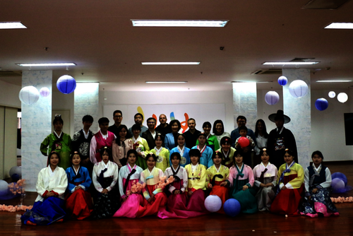 【3】学生开展韩国文化节韩服体验活动