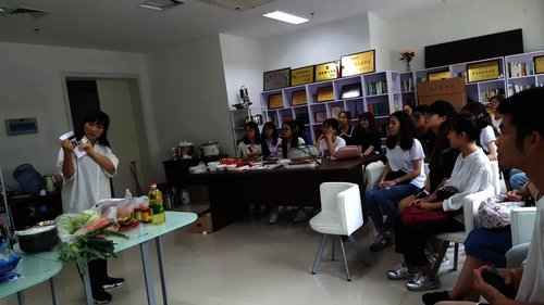 【4】学生与外教共同体验韩国饮食